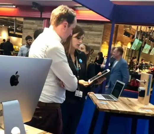 SabeeApp-Team bei der Live-Präsentation der Software auf dem Messestand in Amsterdam