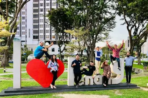 Das Team von SabeeApp Asia am I Love Penang Schriftzug in Malaysia