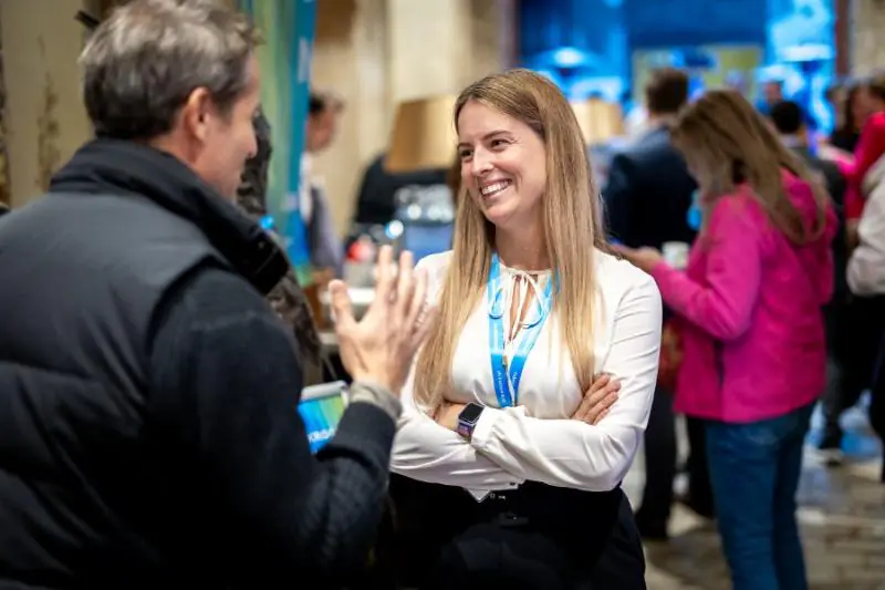 Ein SabeeApp-Mitarbeiter im Gespräch mit einem Gast auf dem 4WARD-Event