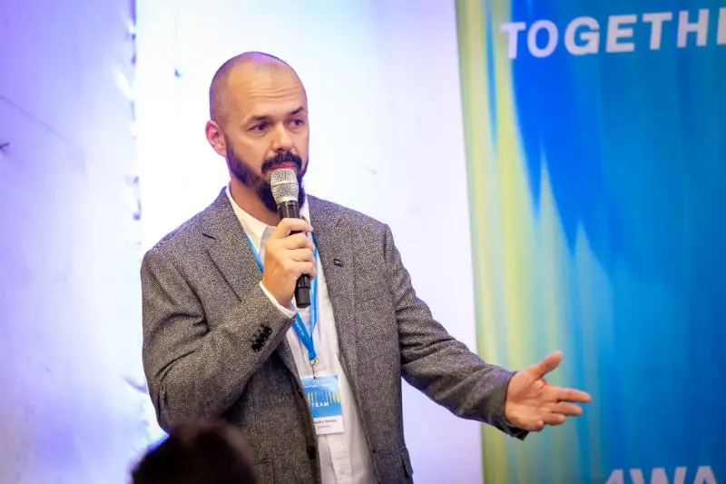 SabeeApp-Team im Gespräch mit einem Hotelier beim 4WARD-Event