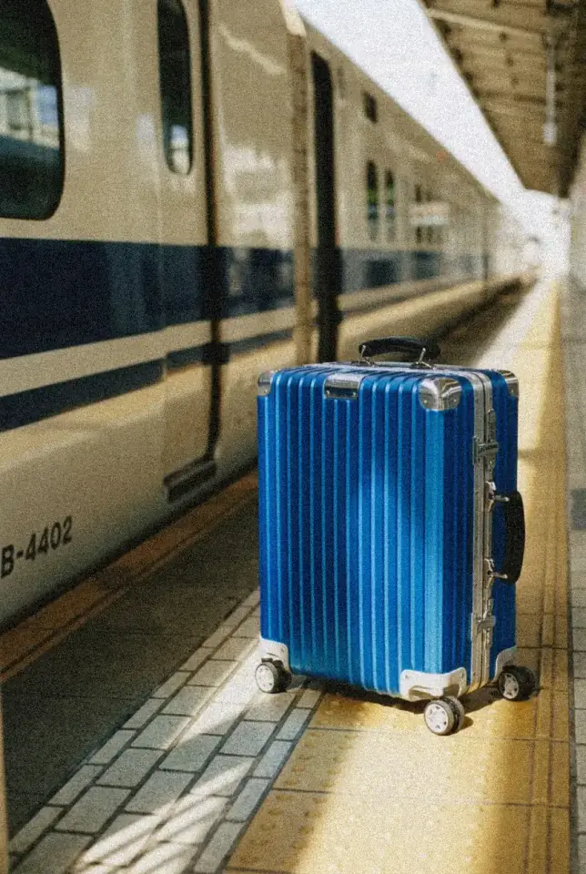 Gast fragt nach Parkplätzen und Wegbeschreibung
