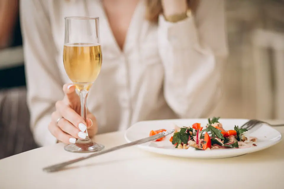 Surefire strategies to increase hotel food and beverage revenue