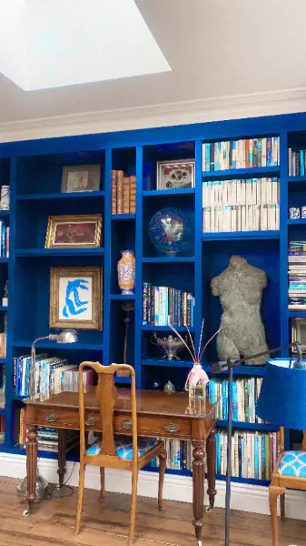 Bibliotheksecke im Boutique-Hotel