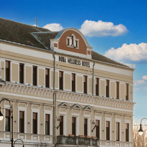 Fassade des Duna Wellness Hotels unter blauem Himmel
