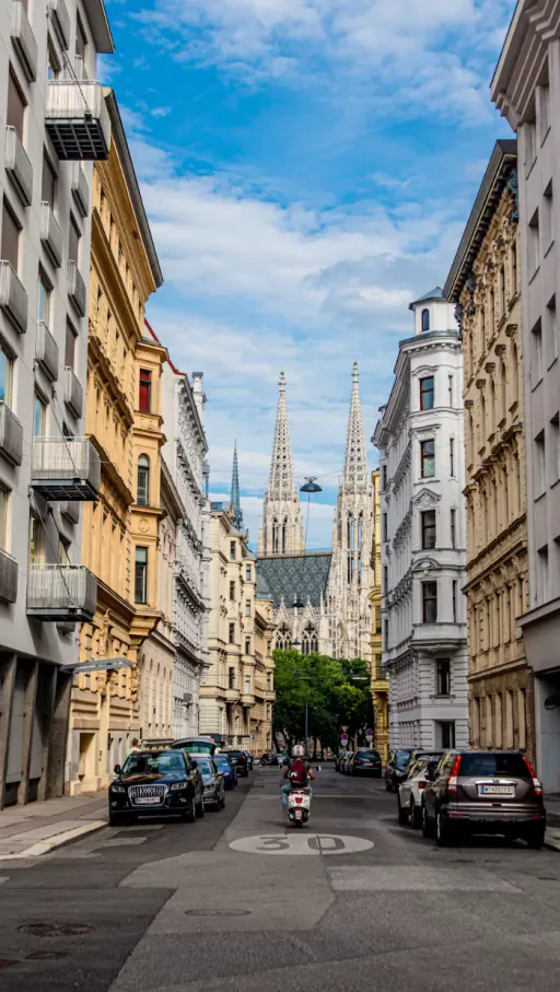 Wiener Straße mit Blick auf die Spitzen der Votivkirche