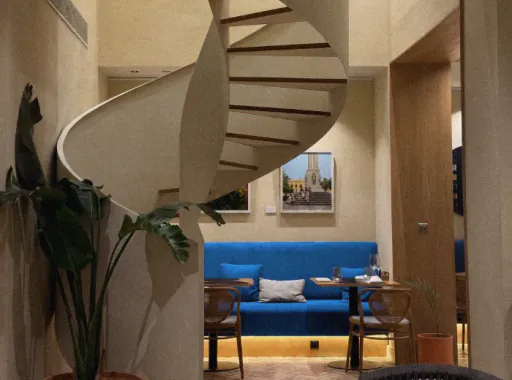 Hotellobby mit Wendeltreppe