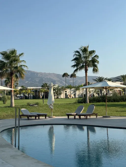 Pool und Palmen in einem griechischen Hotel