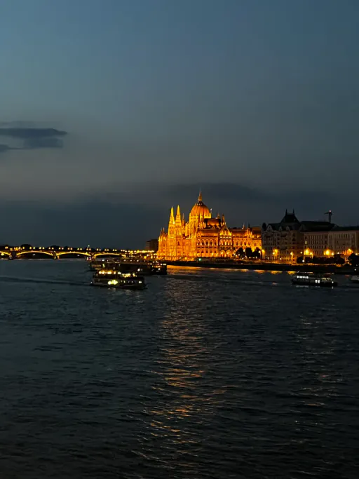 Das ungarische Parlamentsgebäude bei Nacht an der Donau in Budapest
