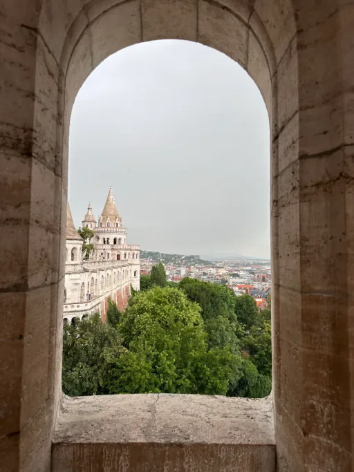 Blick über Budapest durch einen Bogen der Fischerbastei