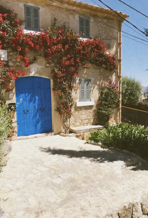Egy fehérre meszelt spanyol finca kék ajtaja