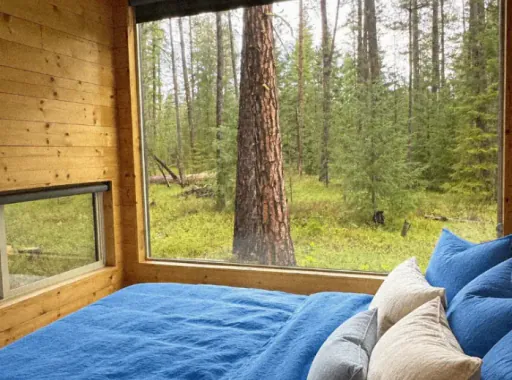 Schlafzimmer in einem Hotel im alpinen Stil