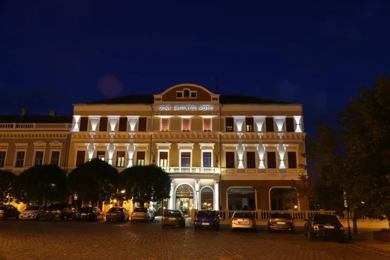 Πρόσοψη του ξενοδοχείου Duna Wellness τη νύχτα