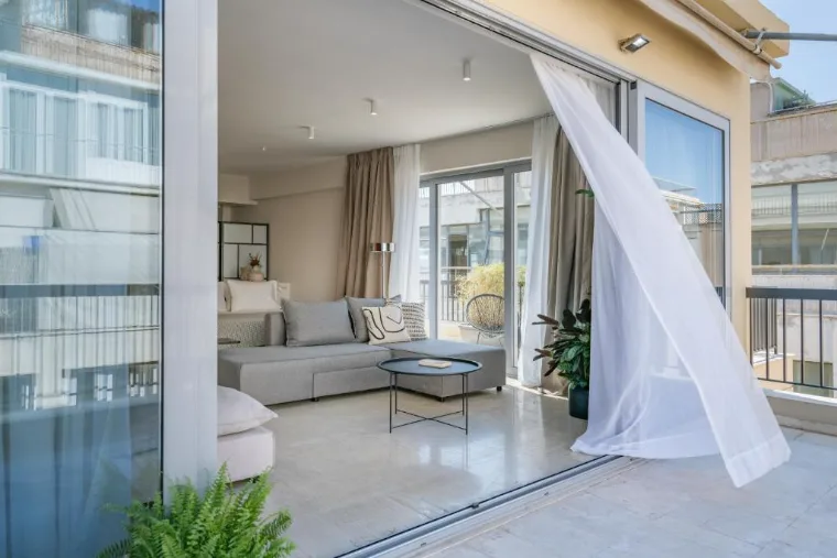 Σαλόνι διαμερίσματος με θέα σε μπαλκόνι, Αθήνα