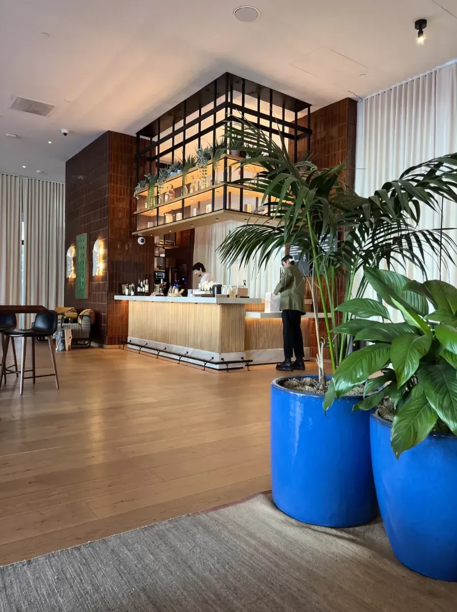 Hotelbar in der Lobby mit eincheckenden Gästen