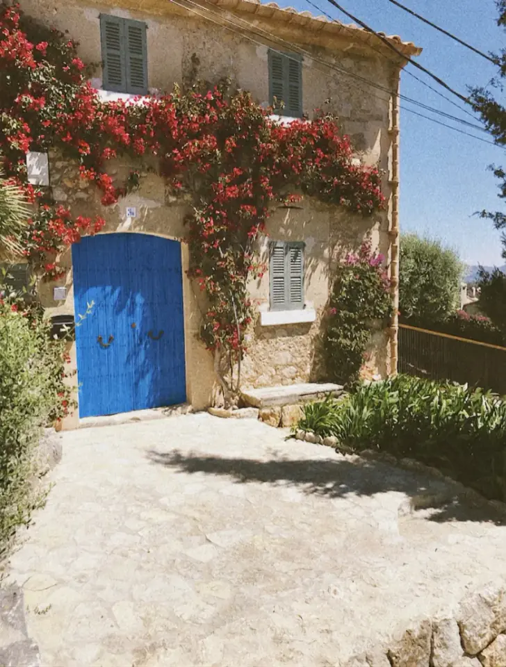 Μπλε πόρτα boutique καταλύματος