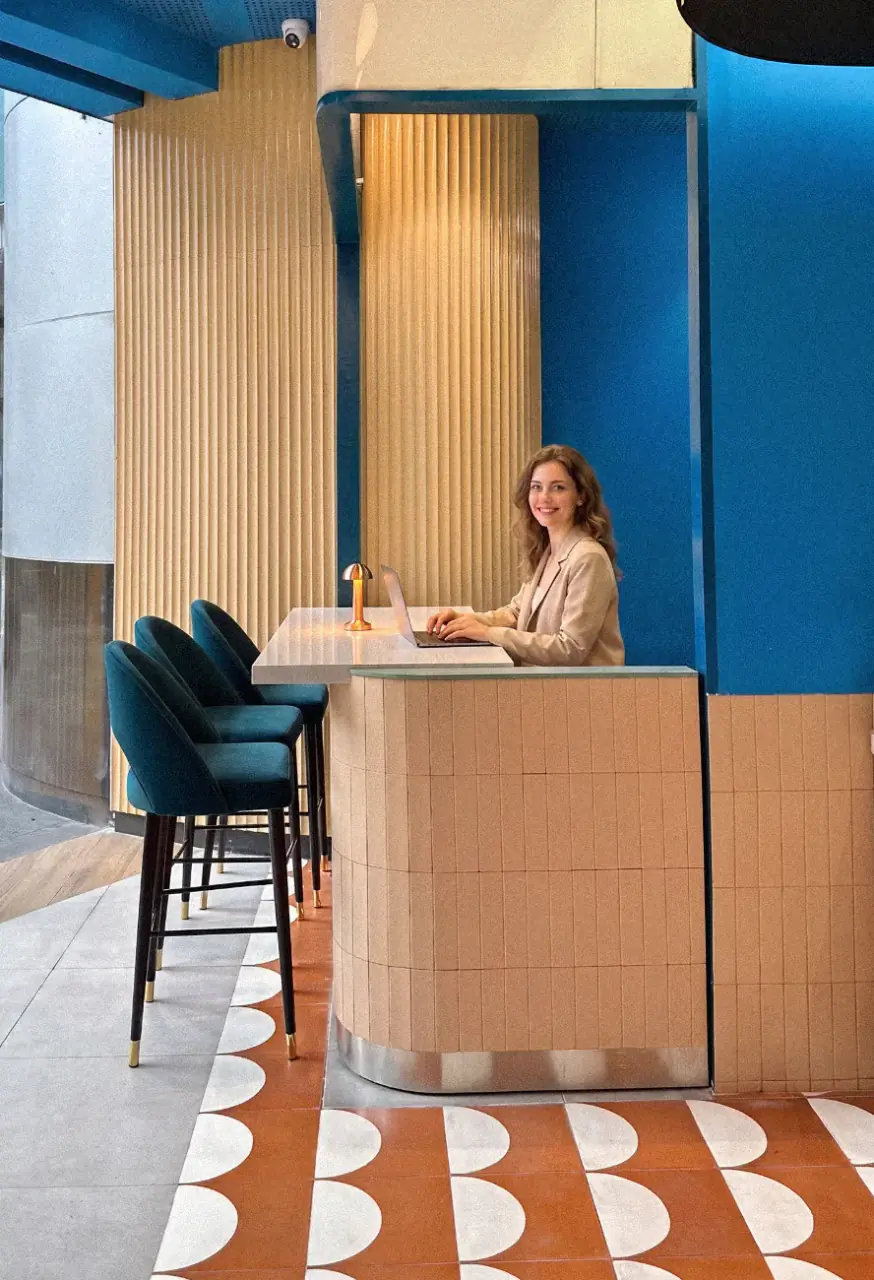 Υπάλληλος υποδοχής ξενοδοχείου στο front desk