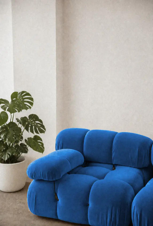 Hotellounge mit blauem Samtsofa