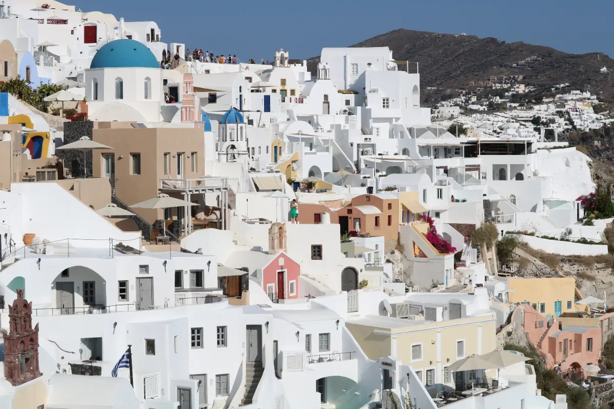 Weiß getünchtes Dorf auf Santorin am Hang über der Caldera