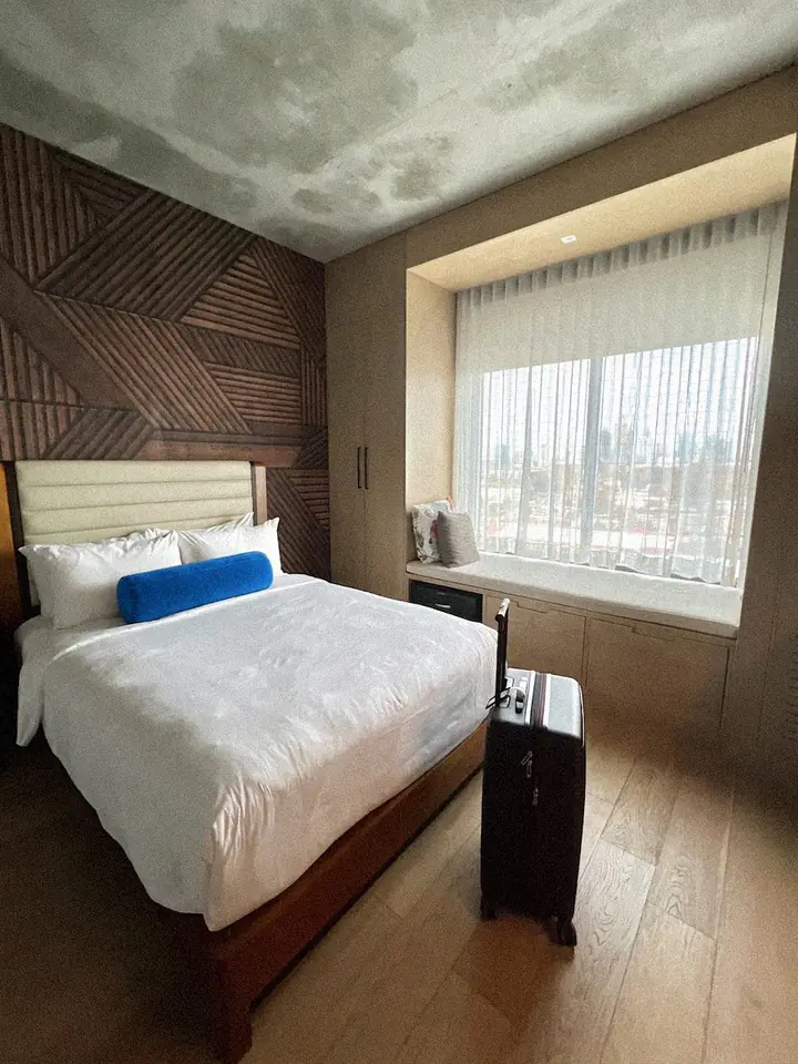 Hotelzimmer mit Stadtblick und Gepäck