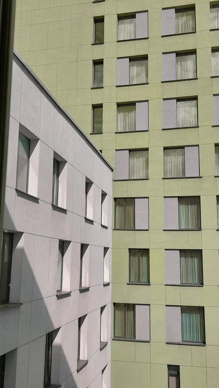 Hotelfassade mit grünen und grauen Fassadenplatten