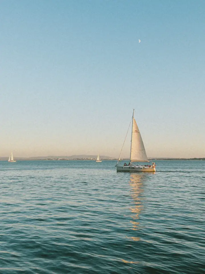 Segelboote auf ruhigem Wasser in der Abenddämmerung