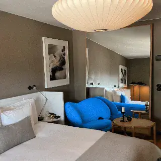 Hotelzimmer mit blauem Sessel