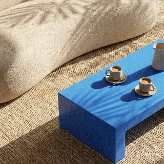Wohnbereich mit blauem Couchtisch