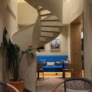 Restaurant-Sitzbereich mit blauer Sitzbank