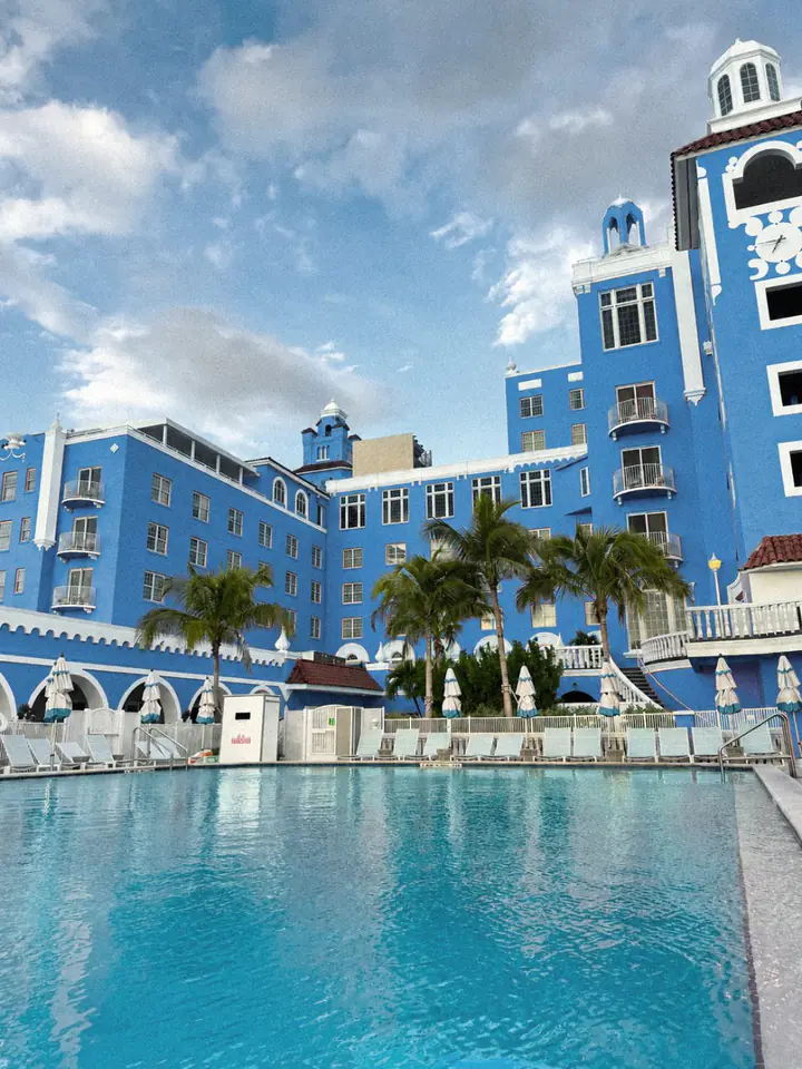 Blaues Resorthotel am Pool
