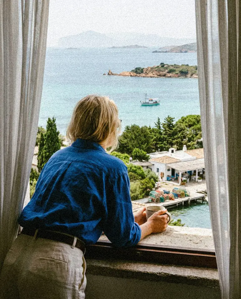 Gast blickt auf das Meer