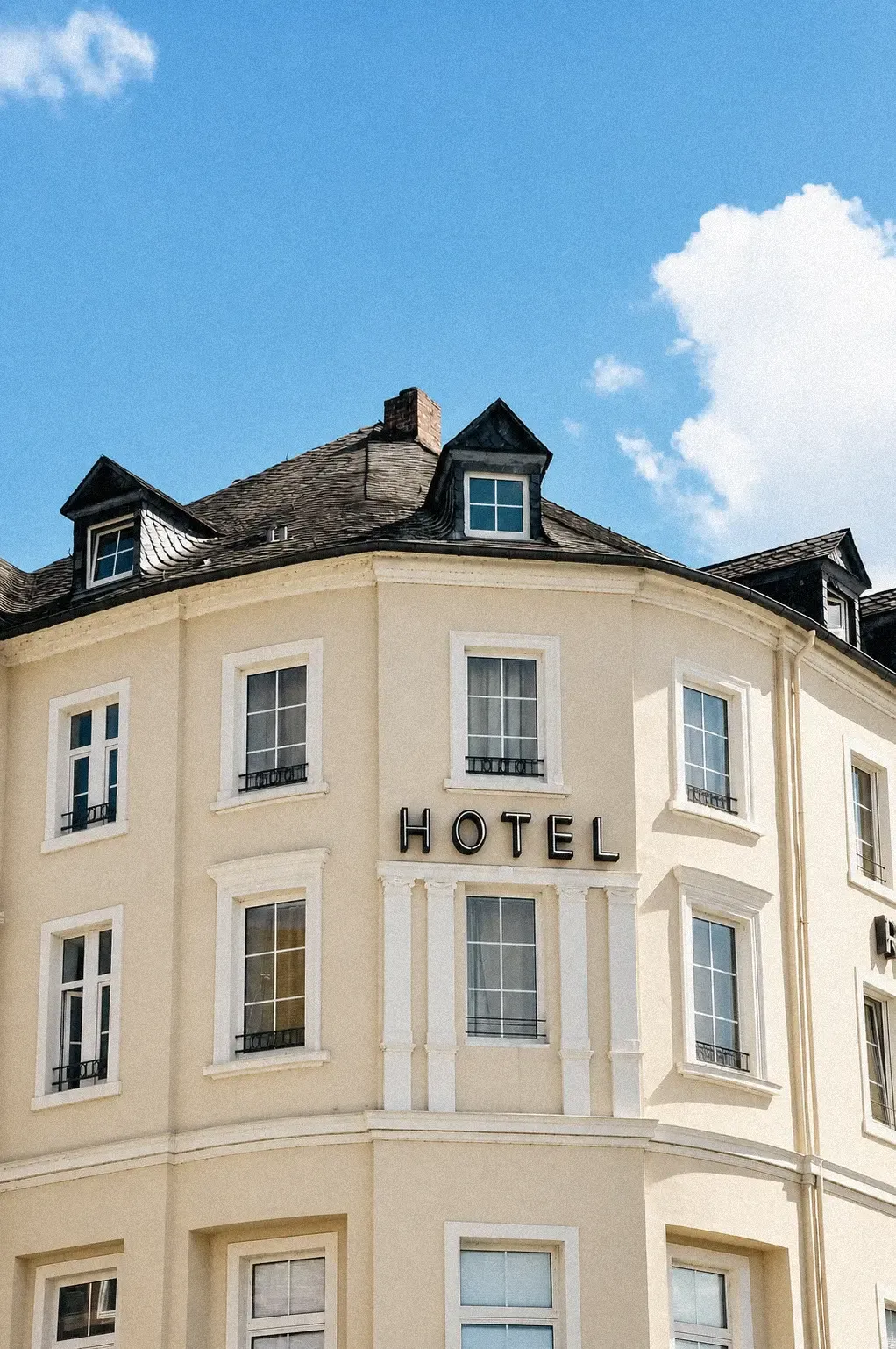 Außenansicht eines Hotels – Cover des SabeeApp-Leitfadens für bezahlte Werbung
