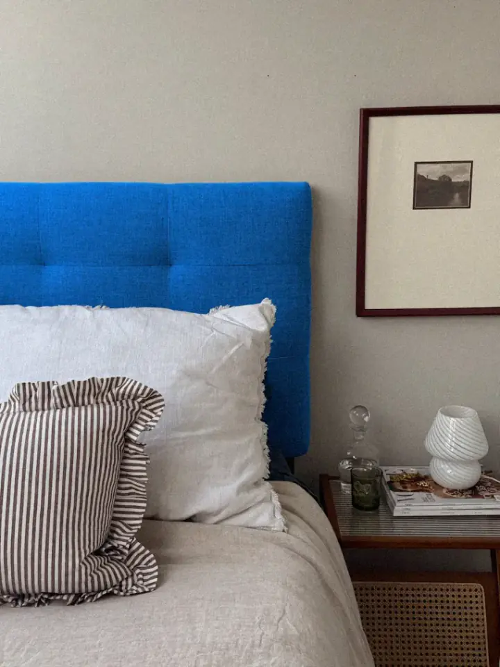 Boutique-Hotelzimmer mit blauem Kopfteil
