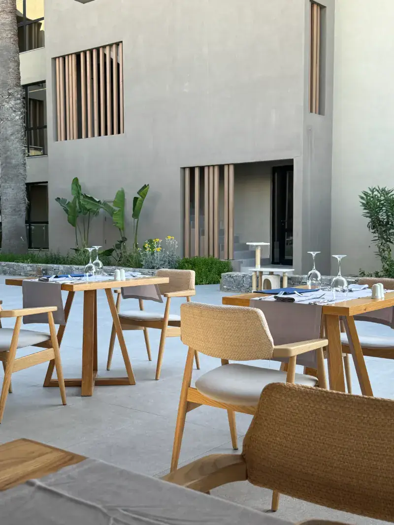 Für Gäste gedeckte Hotelterrasse