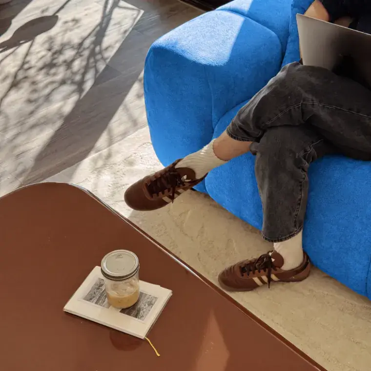 Hotelier arbeitet mit einem Laptop in einer Hotellounge