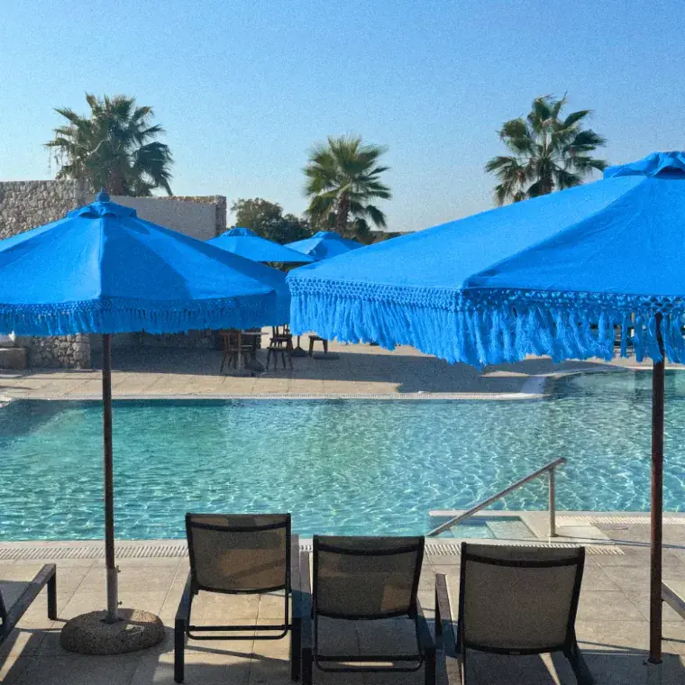 Sonnenliegen und Sonnenschirme am Hotelpool im Sommer