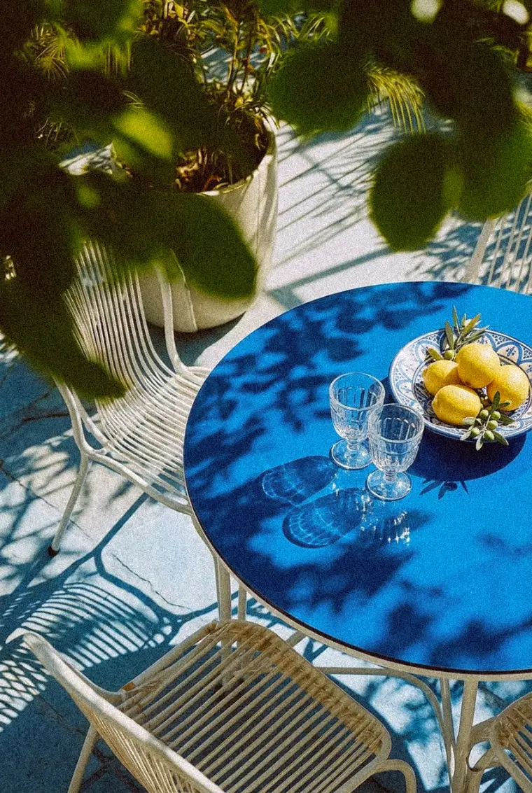 Limonlar ve bardaklarla güneşli otel teras masası