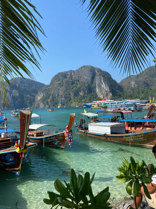 Longtail-Boote in einer Bucht auf einer thailändischen Insel