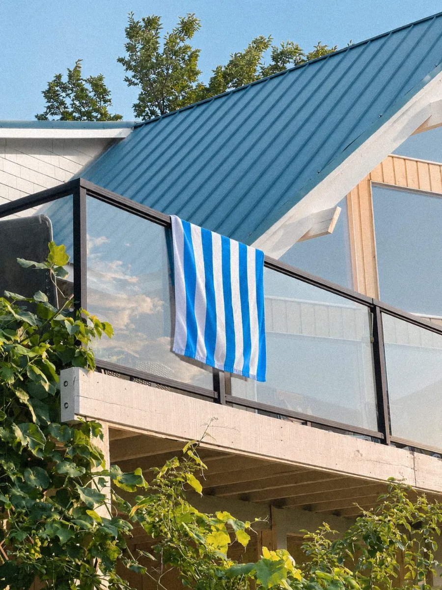 Μπαλκόνι διαμερίσματος με ριγέ πετσέτα απλωμένη στα κάγκελα
